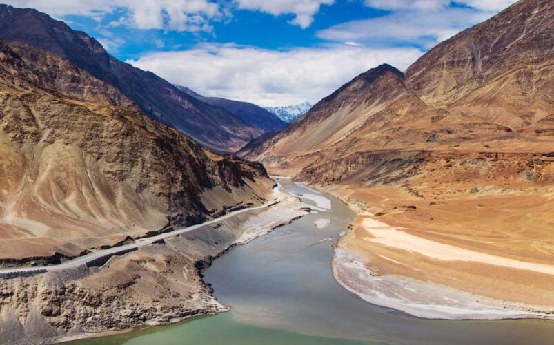 Confluence des rivières Indus et Zanskar au cœur de l’Himalaya, paysages arides et montagnes.