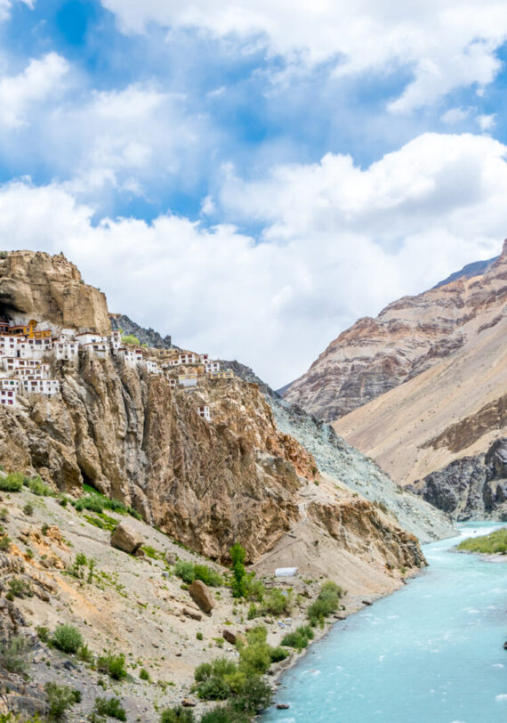 Rivière turquoise serpentant entre les falaises arides du Zanskar. Paysage idéal pour une randonnée engagée aux côtés de nos guides Karavaniers.