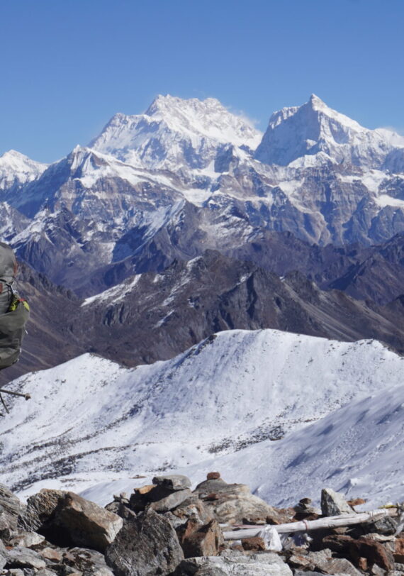 Vue panoramique sur la chaîne himalayenne, avec le Makalu dominant l’horizon enneigé