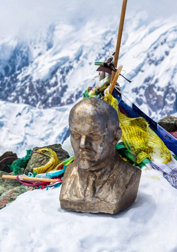 Buste de Lénine installé au sommet enneigé du pic Lénine, décor symbolique de haute altitude