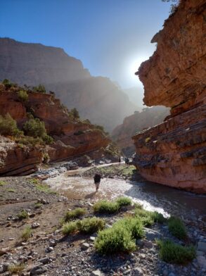 Randonneur traversant un canyon aux parois abruptes.