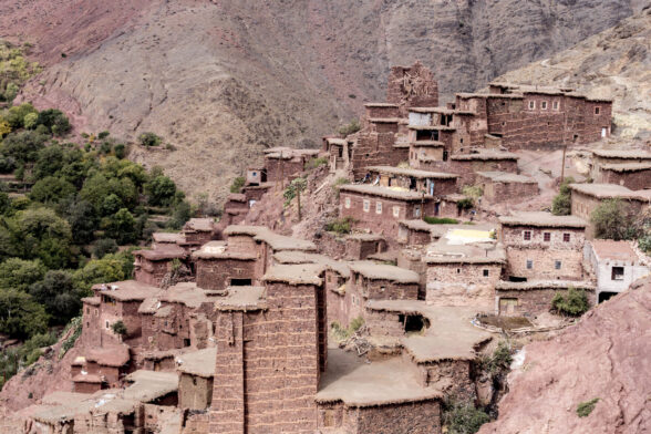 Village en pisé accroché à flanc de montagne dans la vallée de Tessaout.
