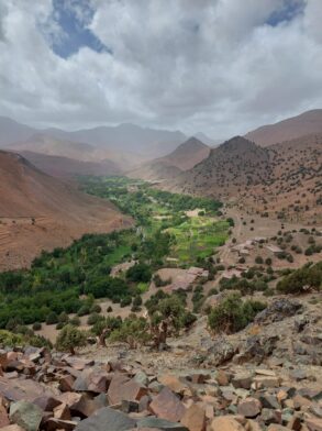 Vue d’un village traditionnel dans une vallée verdoyante.