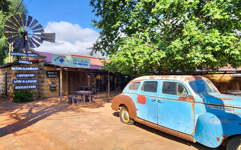 Voiture ancienne devant un café en Afrique du Sud, voyage d’aventure avec Karavaniers