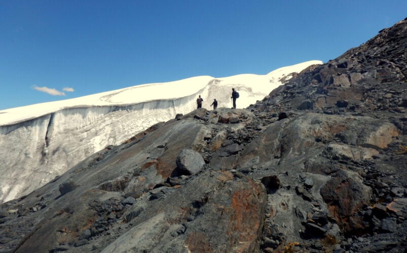 Progression sur moraines glaciaires dans la cordillère Blanche avec Karavaniers