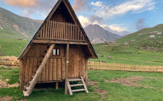 Katun au toit pentu dans un alpage du Monténégro, typique des constructions pastorales du Monténégro.