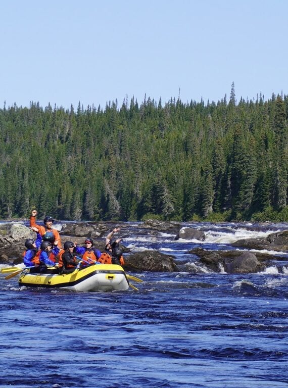 Groupe en rafting lors de la descente des rapides de la rivière Magpie