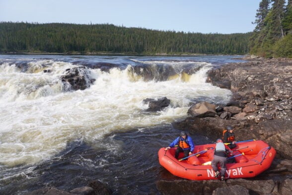 Kayakiste dans des rapides sur une rivière.