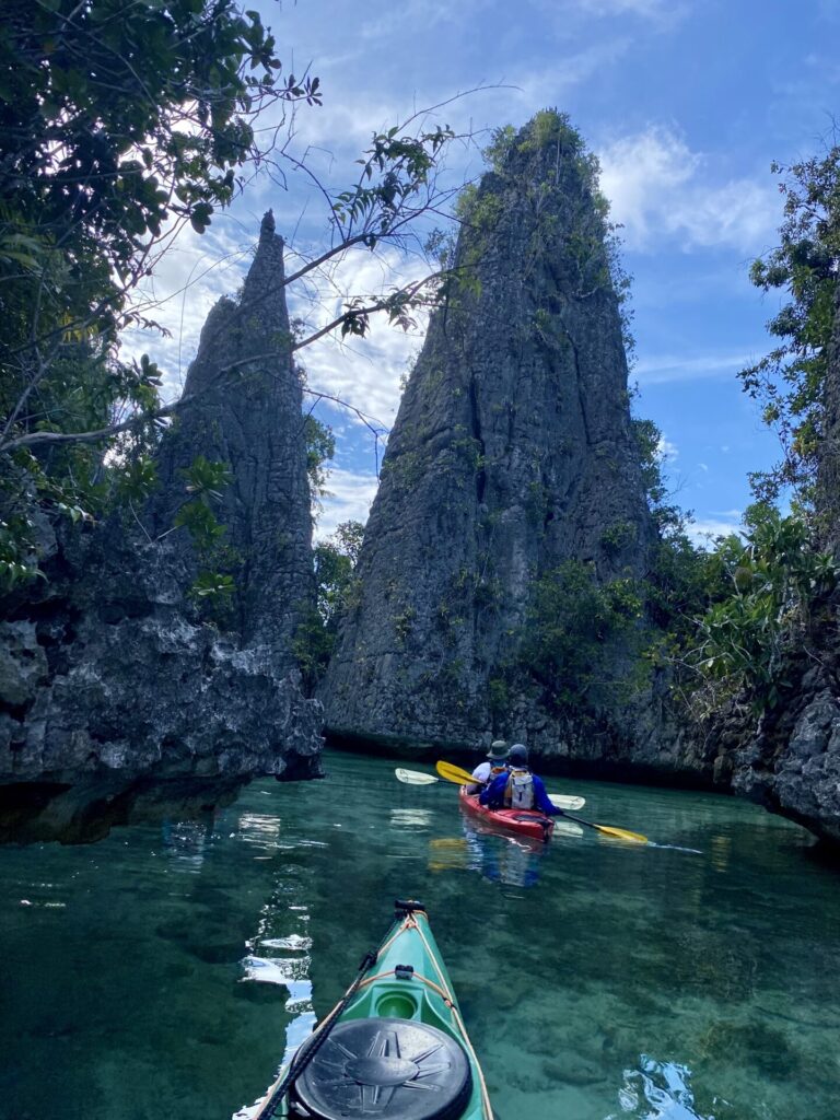 Kayak entre des formations rocheuses spectaculaires en Indonésie.