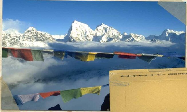 Cimes enneigées de l’Himalaya avec drapeaux de prières flottant au vent