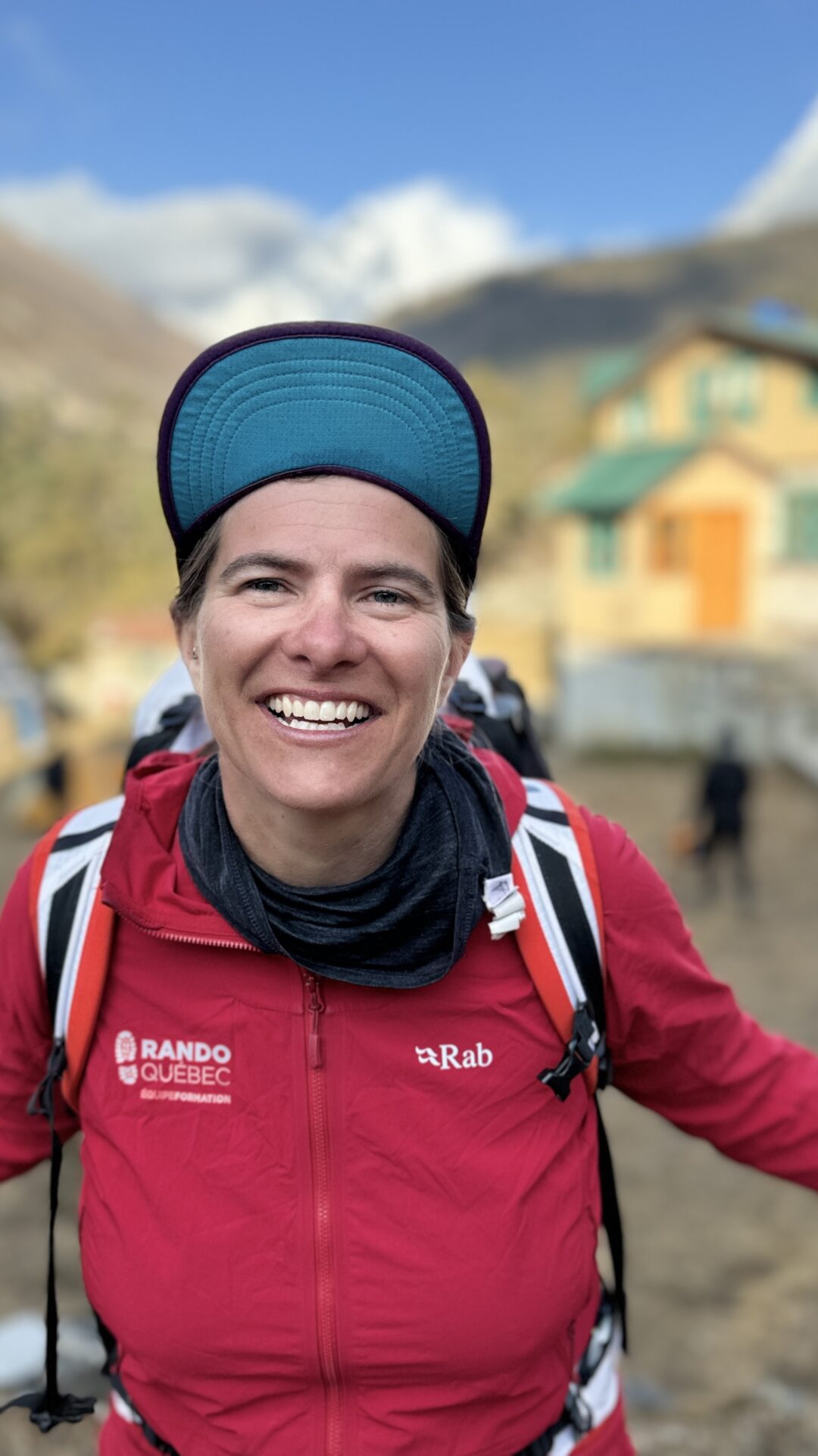 Renée-Claude Bastien, guide chez Karavaniers et co-fondatrice des Chèvres de Montagne, lors de son expédition de trek au Népal avec un groupe de femmes. Elle sourit à l'objectif.