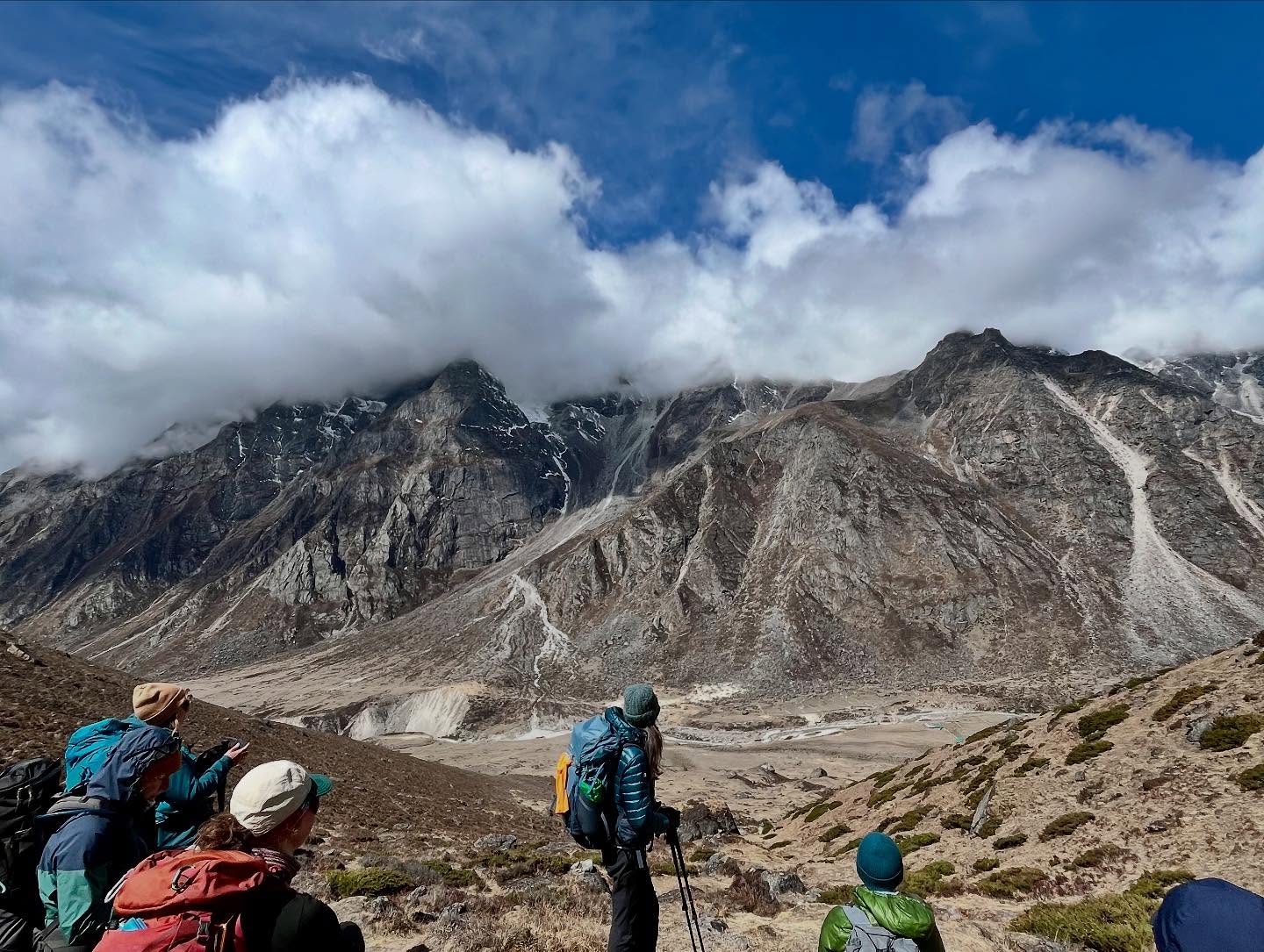 Groupe des chèvres de montagne, les randonneuses québécoises, de dos en train d'admirer les géants himalayens se dressant devant elles lors de leur dernière expédition avec Karavaniers.