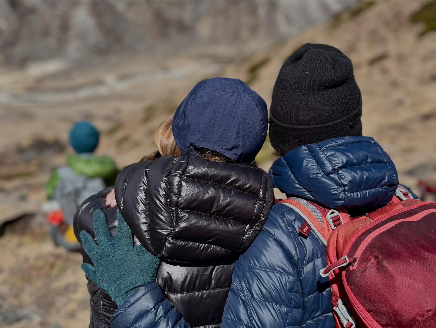 Deux femmes se prennent par l'épaule en contemplant le paysage, en plein coeur de l'Himalaya.