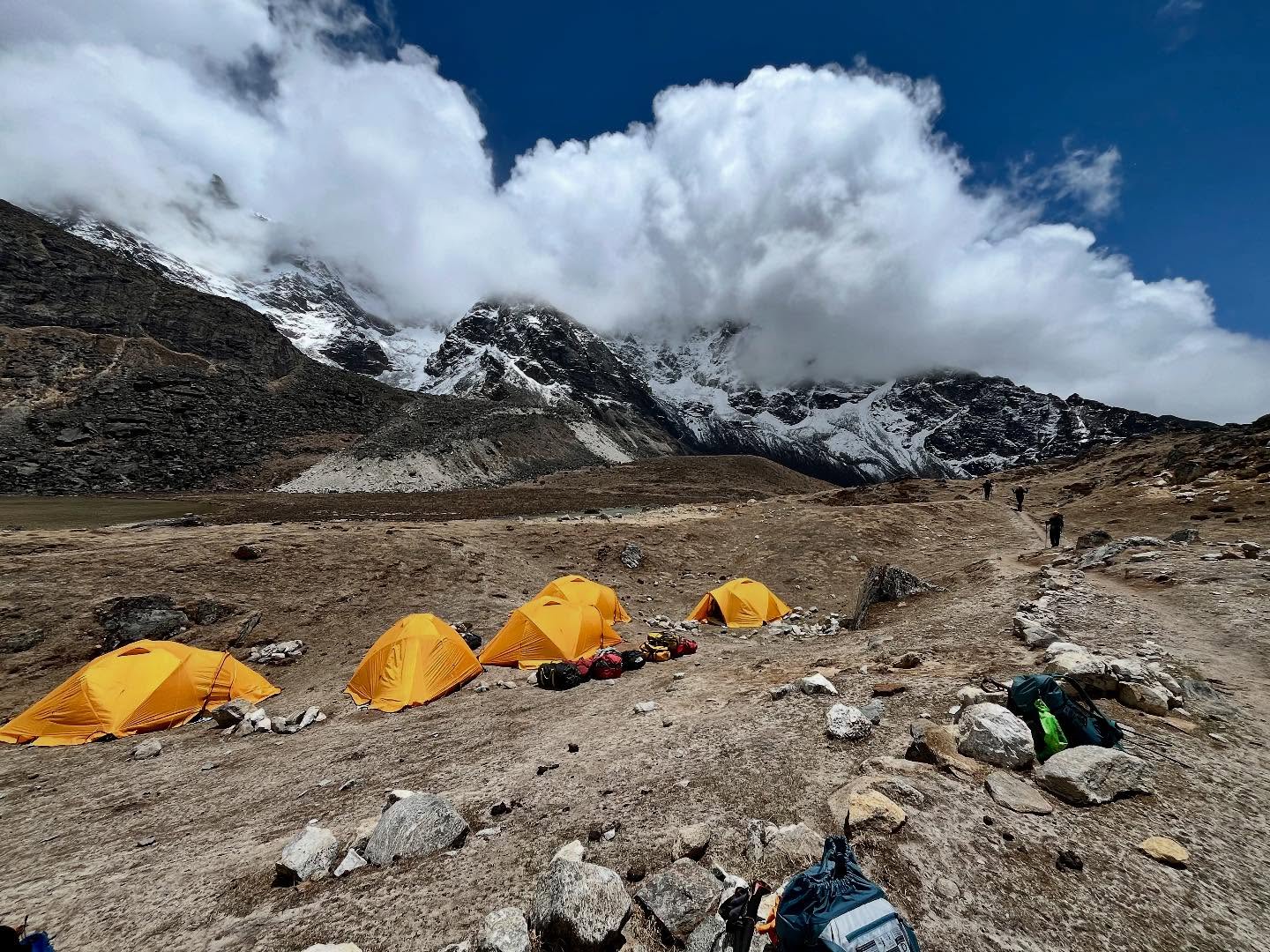 Tentes jaune d'expédition, montées pour passer la nuit au campement dans l'Himalaya.