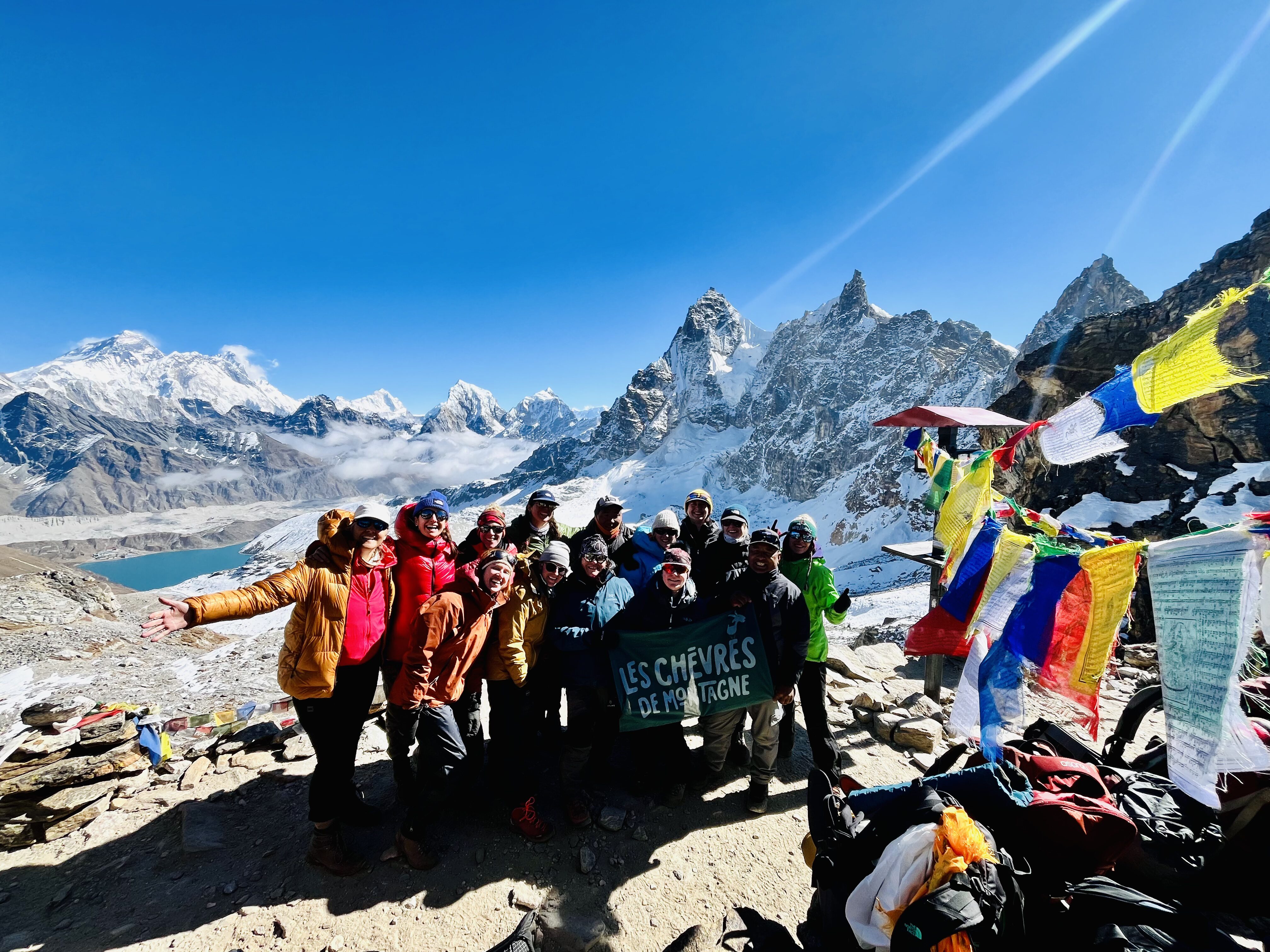 Groupe de femmes en randonnées qui font partie des Chèvres de Montagne, lors de leur expédition dans la vallée de Thame avec Karavaniers. 