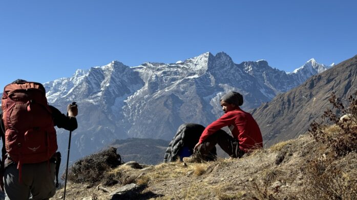 Trekkeurs au repos face aux sommets enneigés de l’Himalaya, randonnée d’aventure Karavaniers au Népal