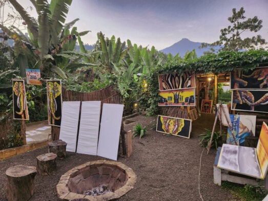 Campement et ambiance chaleureuse dans la forêt tropicale du Kilimandjaro, départ du trek Karavaniers