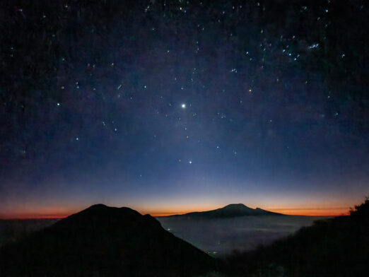 Nuit étoilée sur les flancs du Kilimandjaro, vue sur les sommets enneigés pendant le trek Karavaniers