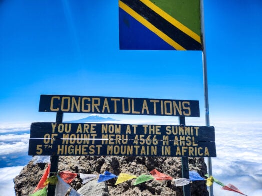 Panneau de félicitations au sommet du Kilimandjaro, plus haute montagne d’Afrique, trek Karavaniers.