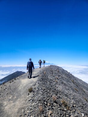 Randonneurs progressant sur l’arête du Kilimandjaro au-dessus des nuages, expédition Karavaniers