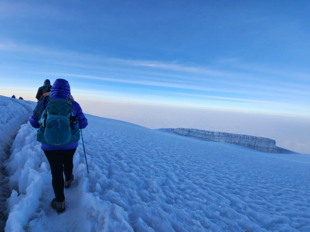 Marche finale sur la neige vers le sommet du Kilimandjaro, trek d’aventure Karavaniers