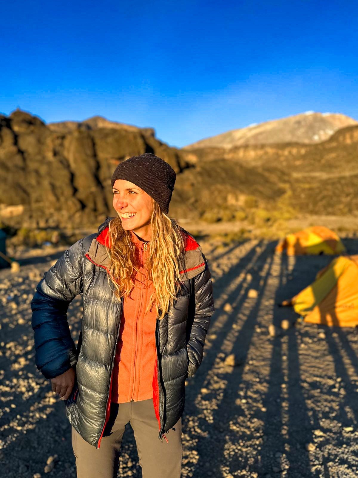 Photo d'Ophélie, souriant lors de son voyage de trek en Tanzanie avec Karavaniers