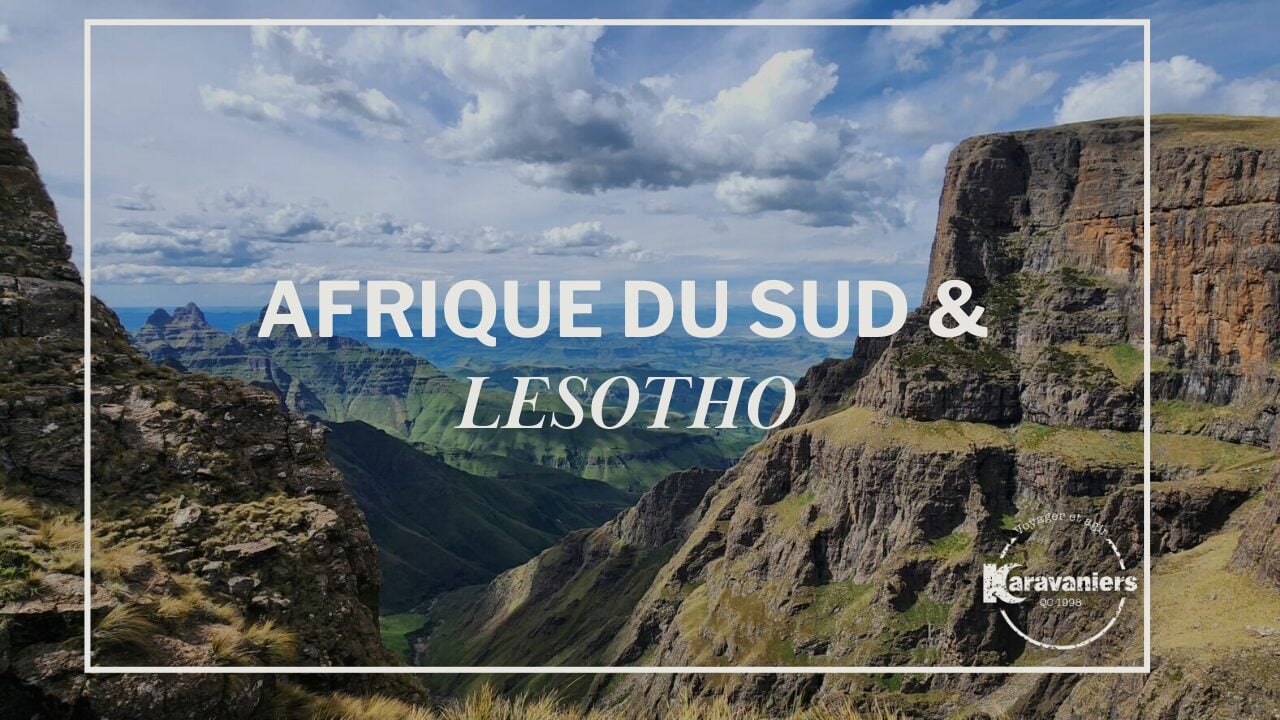 Paysage de montagne avec des falaises abruptes et des vallées verdoyantes sous un ciel nuageux. Le texte superposé indique Afrique du Sud & Lesotho, évoquant l'esprit d'aventure, avec le logo des Karavaniers dans le coin inférieur droit. - Karavaniers