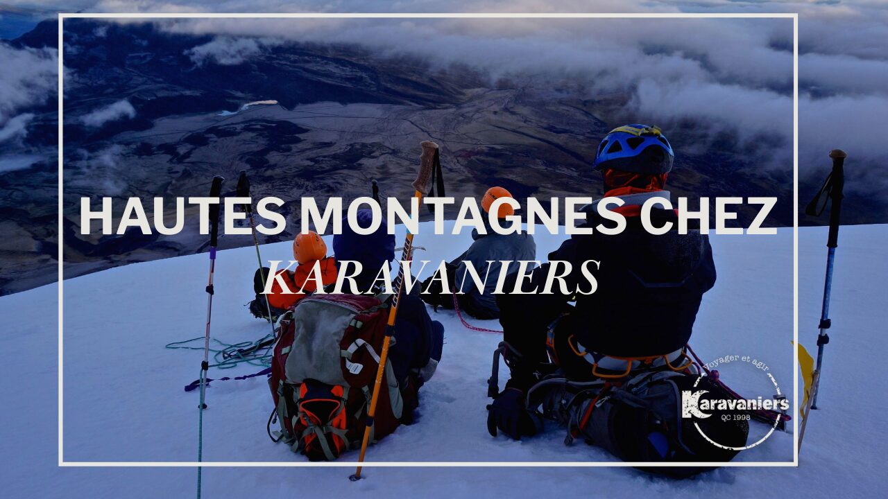 Plusieurs alpinistes portant des casques et du matériel sont assis sur une pente enneigée surplombant une vallée nuageuse. Le texte indique Hautes Montagnes Chez Karavaniers, vous invitant à une conférence unique. Le logo des Karavaniers se trouve dans le coin inférieur droit. - Karavaniers