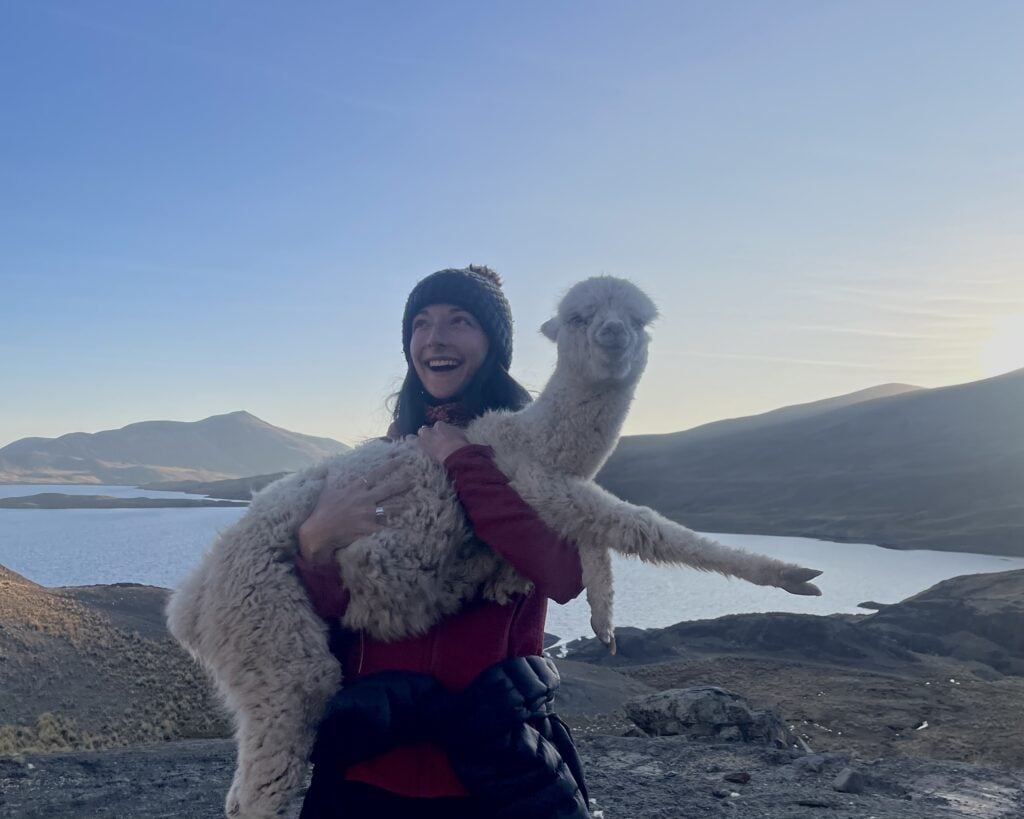 Mathilde, chargée de projet chez Karavaniers, dans la Cordillère Blanche, lors d'un voyage de randonnée en Bollivie.
