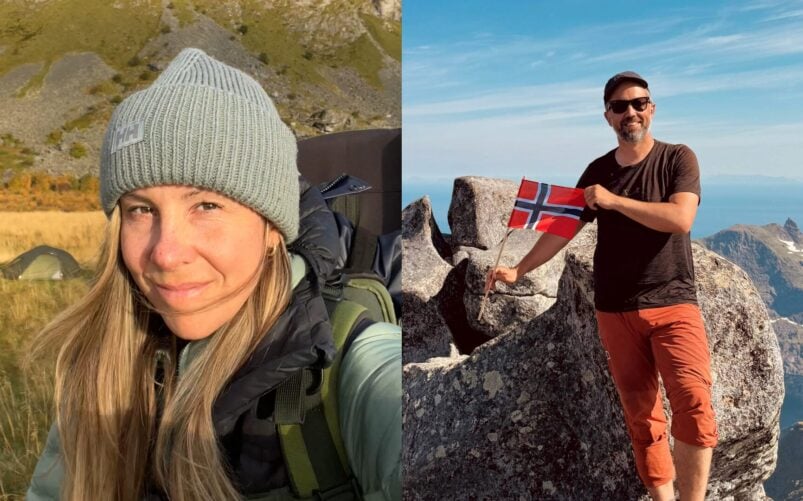Image en deux parties : à gauche, une femme vêtue d'une tenue de randonnée et d'un bonnet gris prend un selfie lors d'un « Trek dans les Lofoten », dans une région montagneuse et verdoyante. À droite, un homme brandit un petit drapeau norvégien au sommet d'un piton rocheux, sous un ciel bleu. - Karavaniers