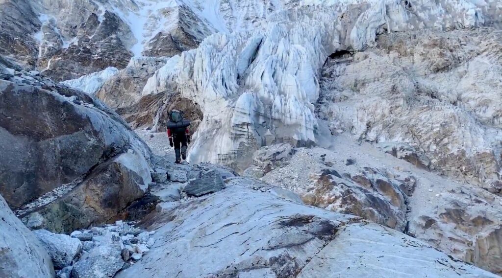 Trek au Népal lors d'un voyage d'alpinisme avec Karavaniers. En route vers Pachemuche Tsho, Tashi Labsta Camp et Glacier Camp.